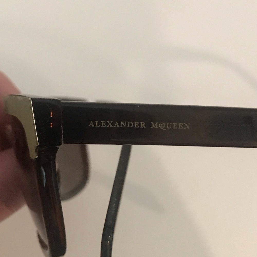 Stylish Gold and Black Sunglasses - Picture 3 of 6